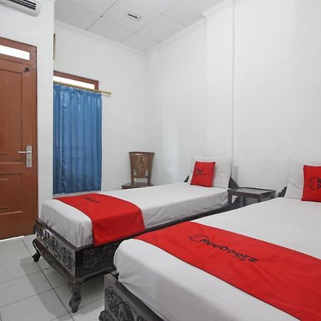 Reddoorz Plus @ Taman Siswa 3 Джокьякарта Экстерьер фото
