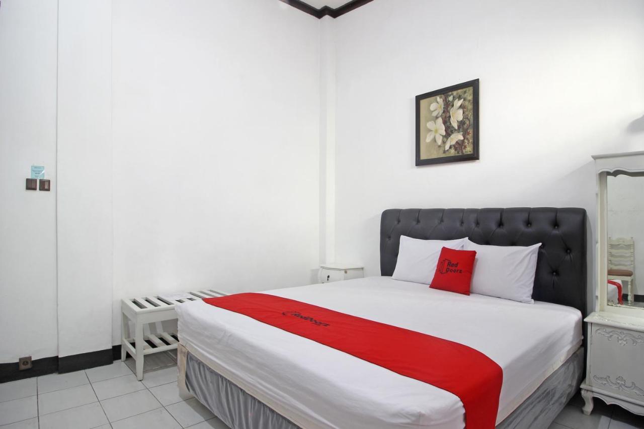 Reddoorz Plus @ Taman Siswa 3 Джокьякарта Экстерьер фото